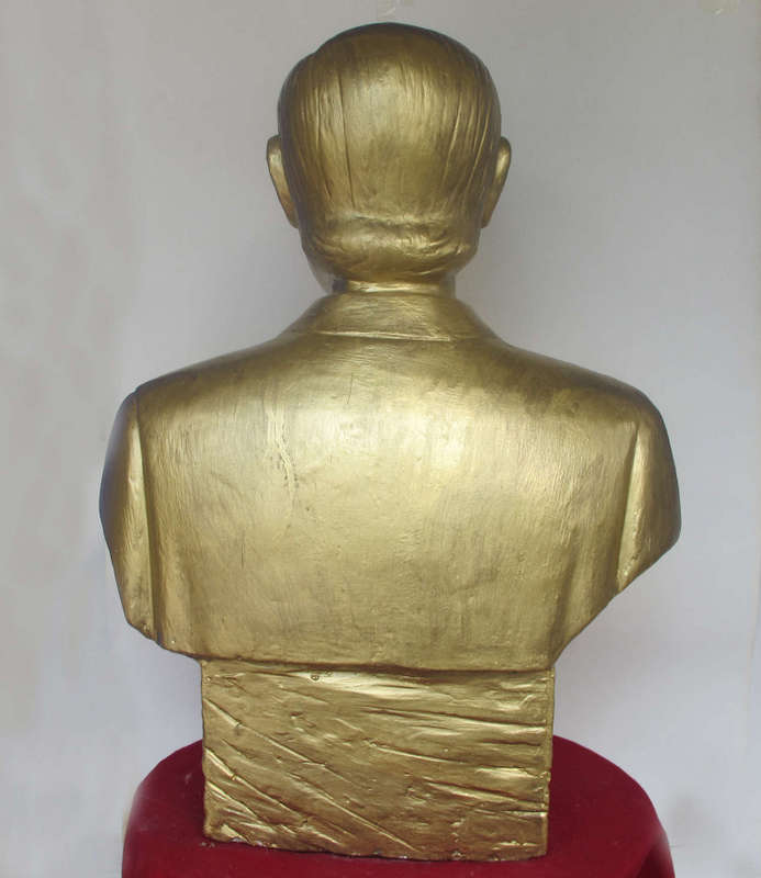 Tượng chân dung màu vàng đồng, được làm từ Thạch Cao